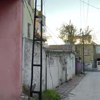 Türk Telekom Kablolar Yaklaşık 3 Aydır Dağınık Ve Düzensiz Bir Şekilde Duruyor