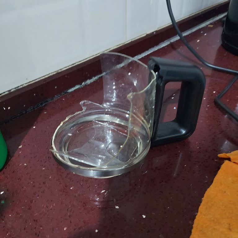 Philips Çay Makinesinin Demliği Kısa Sürede Kırıldı Ve Ücretsiz Değişim Talep Ediliyor