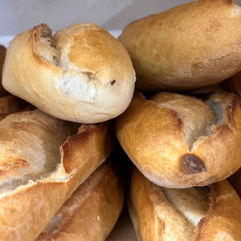 Migros Bornova Mağazasında Böcekli Ekmek Ve Çalışan Tavrı Şikayeti