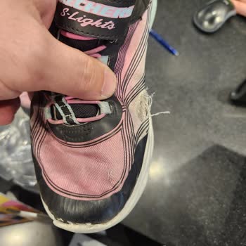 Skechers Kids Mağazasından Aldığım Çocuk Ayakkabısının Kısa Sürede Soyulması Ve Yırtılması