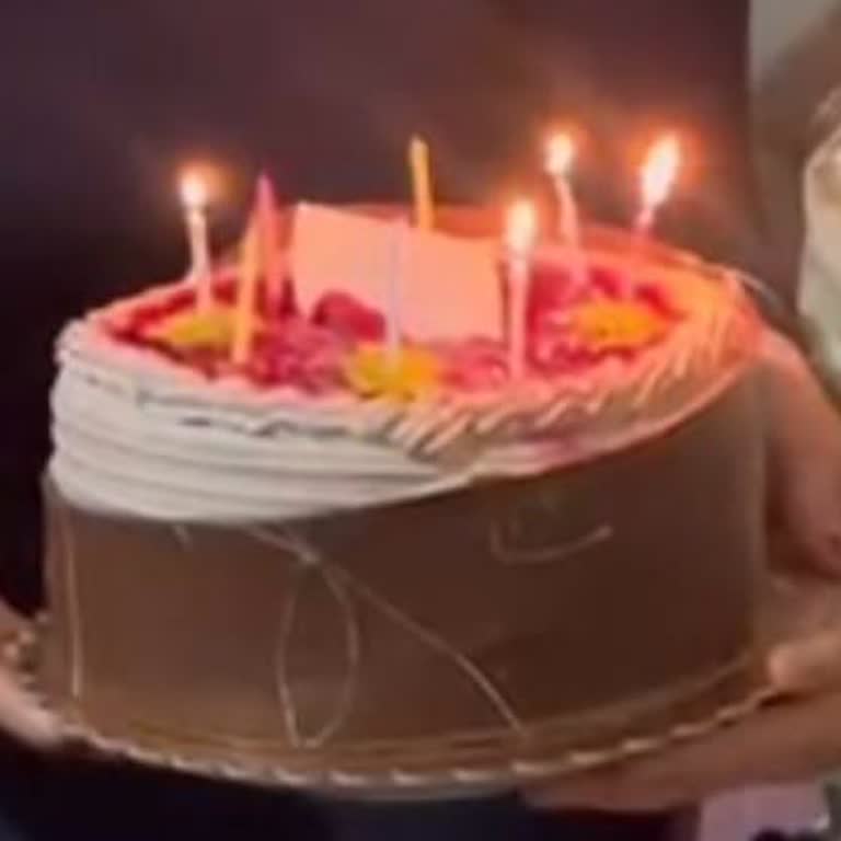 Ekşi Kremalı Pasta Ve Yaşlı Müşteriye Saygısız Davranış