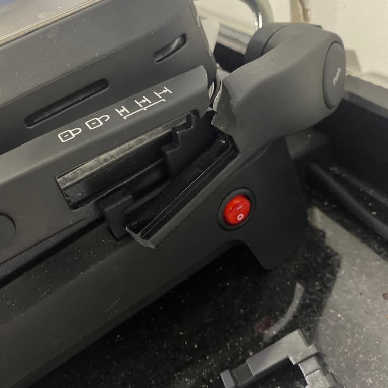 Tefal Tost Makinesinin Kolu Normal Kullanımda Kırıldı, Garanti Değişimi Talep Ediyorum