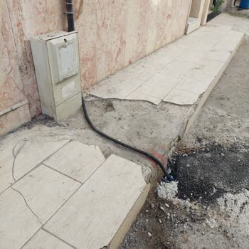 Apartman Girişindeki TurkNet Kabloları Yaya Güvenliğini Tehlikeye Atıyor