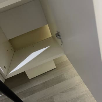 Taşpınar Vestiyer Montajı Hatalı, Kapaklar Açık Ve Arka Panel Eksik