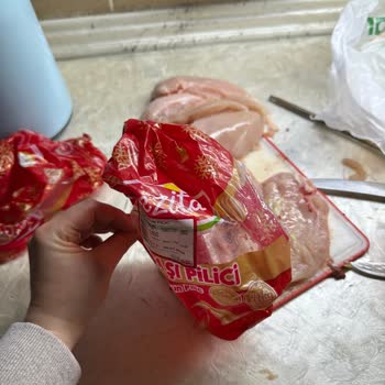 Lezita Markasından Gelen Tavukta Yeşil Lekeler Sağlık Riski