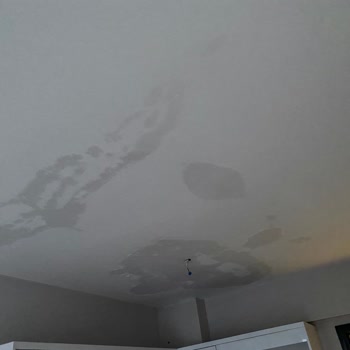 İzka İnşaat Her Yağmur Sonrası Salon, Yatak Odası Ve Mutfak Tavanlarından Ciddi Şekilde Su Alıyor!