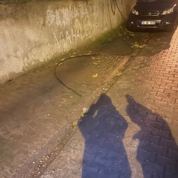 Sokağın Ortasındaki Hasarlı Kablo Ve 5 Gün Süren İnternet Kesintisi Acilen Çözülmeli