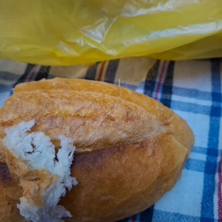 Şok N****** Şubesinde Açık Ekmekte Tel Bulunması Hijyen Sorunu