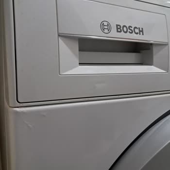 Bosch Çamaşır Makinesinde Boya Dökülmesi Garanti Talebi