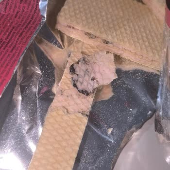 Eti Çilek Kremalı Gofretti Siyah Yabancı Madde Ve Hamile Müşterinin Sağlık Endişesi