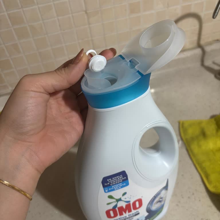 OMO Active Fresh Beyazlar Sıvı Deterjanı Tıpası Göz Sıçramasına Neden Oldu