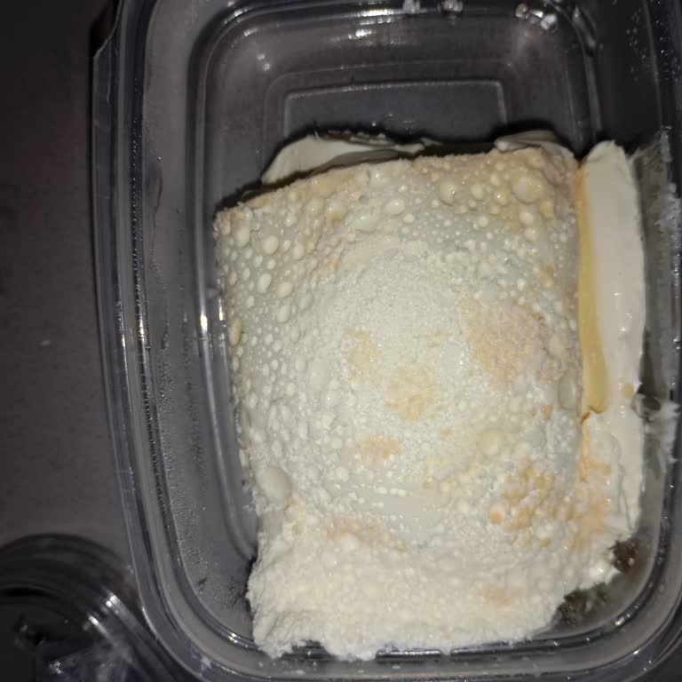 Geçerli Son Kullanma Tarihine Rağmen Küflü Kaymak Ürünü