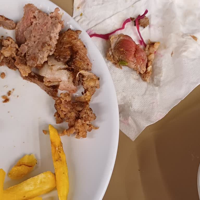 Köfteci Yusuf’ta Çiğ Döner Ve Kalitesiz Sunum Şikayeti