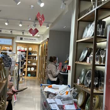 Karaca Mağazasında Müşteriye Paketleme Bırakıldı, Ürün Kırıldı