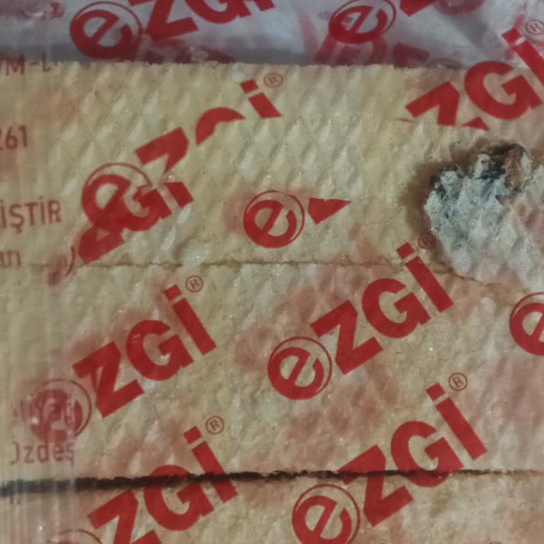 Ezgi Gofret Üzerinde Siyah Lekeler