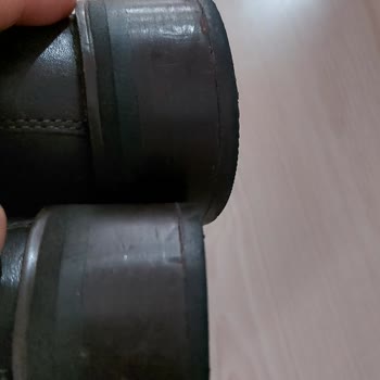 Deri Kadın Botunun Tabanı Kısa Sürede Ayrıldı Ve Mağaza İlgisiz Davrandı