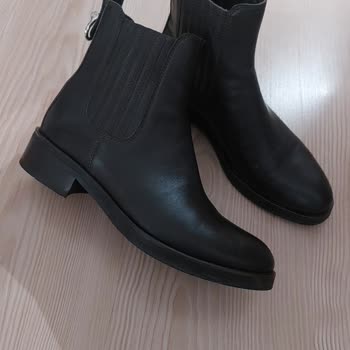 Deri Kadın Botunun Tabanı Kısa Sürede Ayrıldı Ve Mağaza İlgisiz Davrandı