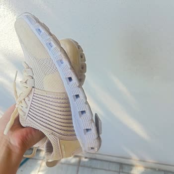 Alt Tabanı Açılan Sneaker Ve Cevapsız Müşteri Desteği