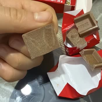 Ülker Sütlü Çikolata Rengi Soluk Ve Bayat Görünüyor