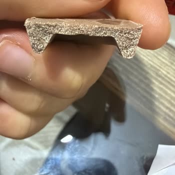 Ülker Sütlü Çikolata Rengi Soluk Ve Bayat Görünüyor