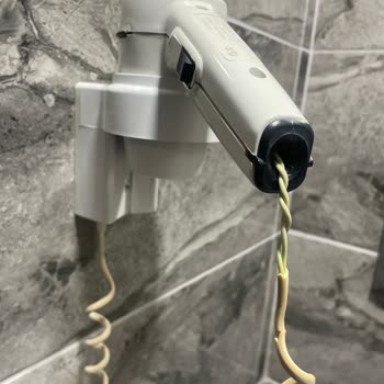 The Green Park Hotels And Resorts Oda 1801'de Deforme Saç Kurutma Kablosu Elektrik Çarpma Riski