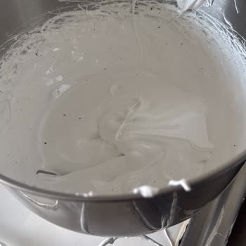 Balon Çırpıcıların Plastik Parçaları Gıdaya Karışıyor Ve Web Görseli Yanıltıcı