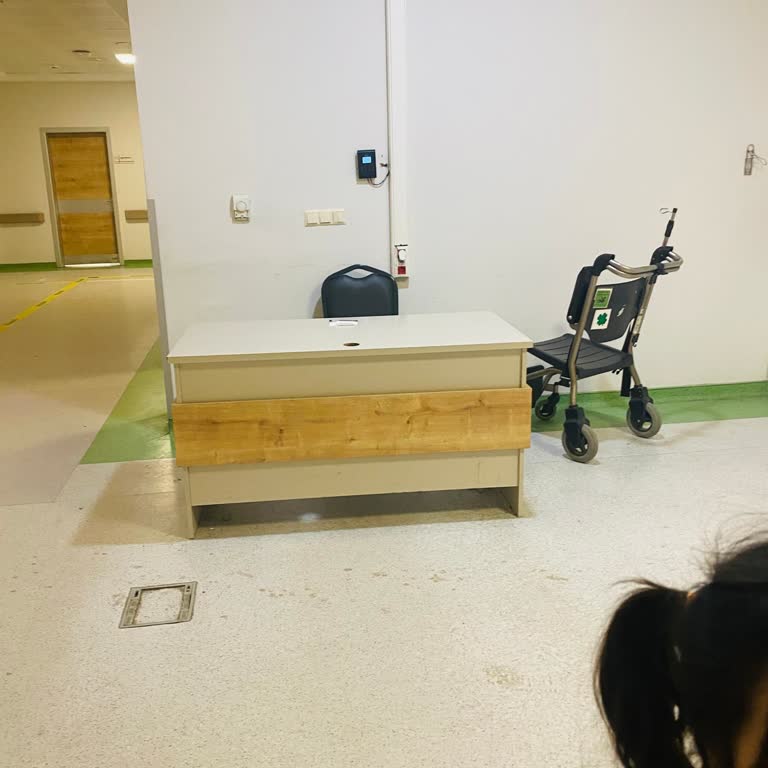 Acil Serviste Güvenlik Görevlisinin Çocuğu Sandalyeden Kaldırması Etik Dışı Davranış