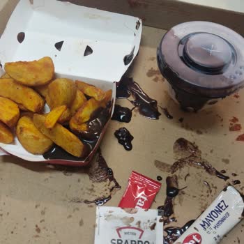 Siparişte Sufle Sosunun Dökülmesi Ve Soğuk Yemekler Nedeniyle Mağduriyet