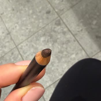 Mac Kozmetik Göz Kaleminde Sivri Parçacıklar Göz Ağrısına Neden Oluyor