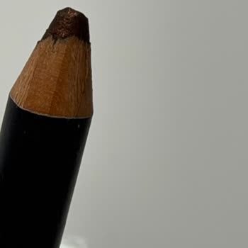 Mac Kozmetik Göz Kaleminde Sivri Parçacıklar Göz Ağrısına Neden Oluyor