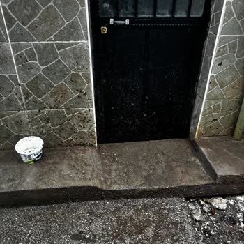 Yaşlı Kadının Evin Önündeki Kazılı Yol Ve Su Hasarı İçin Hızlı Düzeltme Talebi