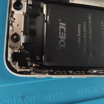 Deji Bataryasının Şişmesi Nedeniyle IPhone 11 Ekranında Oluşan Hasar Ve Güvenlik Riski