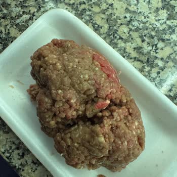 Carrefour Kuşadası Mağazasında Hijyen İhlali Ve Kedilerin Varlığı