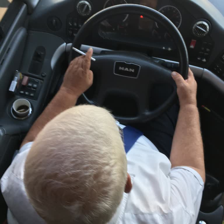 Kaptanın Otobüste Sigara İçmesi Yolcuları Duman Ve Soğuğa Maruz Bıraktı