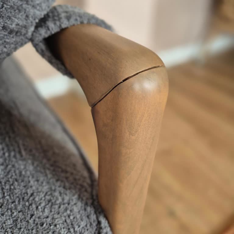 Kelebek Mobilya Masif Ahşap Olması Gereken Kol Ve Ayak Kısımları Kaplamalı Çıktı