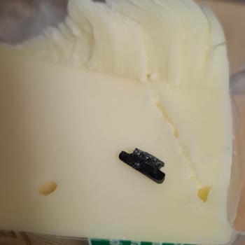 File Market Akçaburgaz Şubesinde Kaşar İçinde Yabancı Madde Bulundu