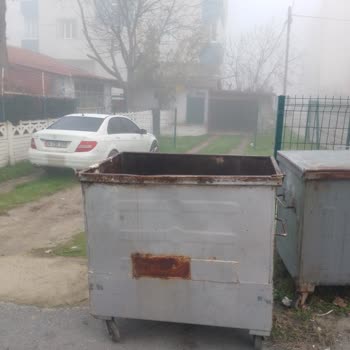 Kızılpınar’da Çöp Konteyneri Çıkış Yolunu Kapıyor