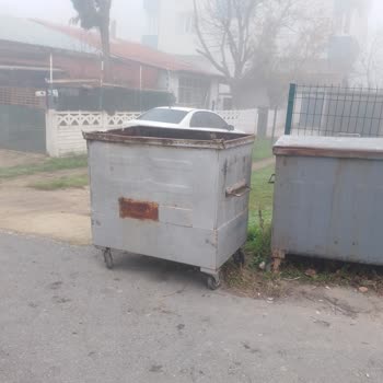 Kızılpınar’da Çöp Konteyneri Çıkış Yolunu Kapıyor