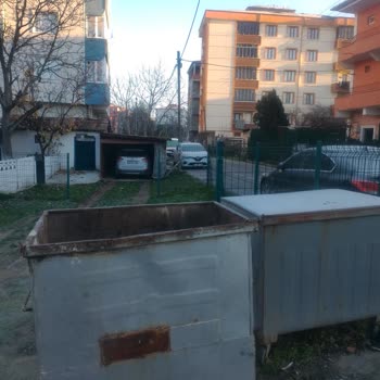 Kızılpınar’da Çöp Konteyneri Çıkış Yolunu Kapıyor