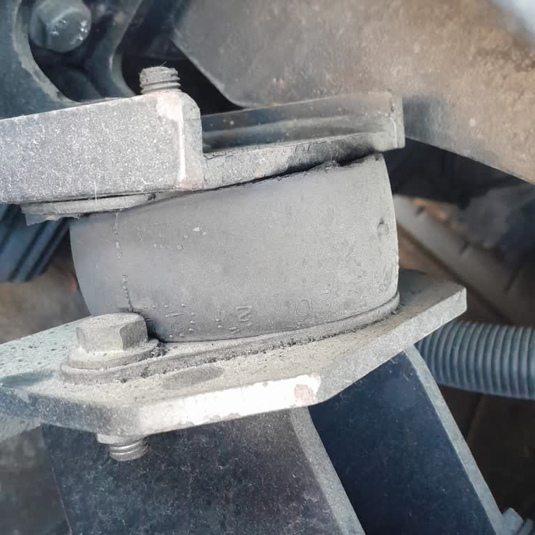 Isuzu Otobüsünde Titreme Takozu Eksikliği Ve Güvenlik Endişesi