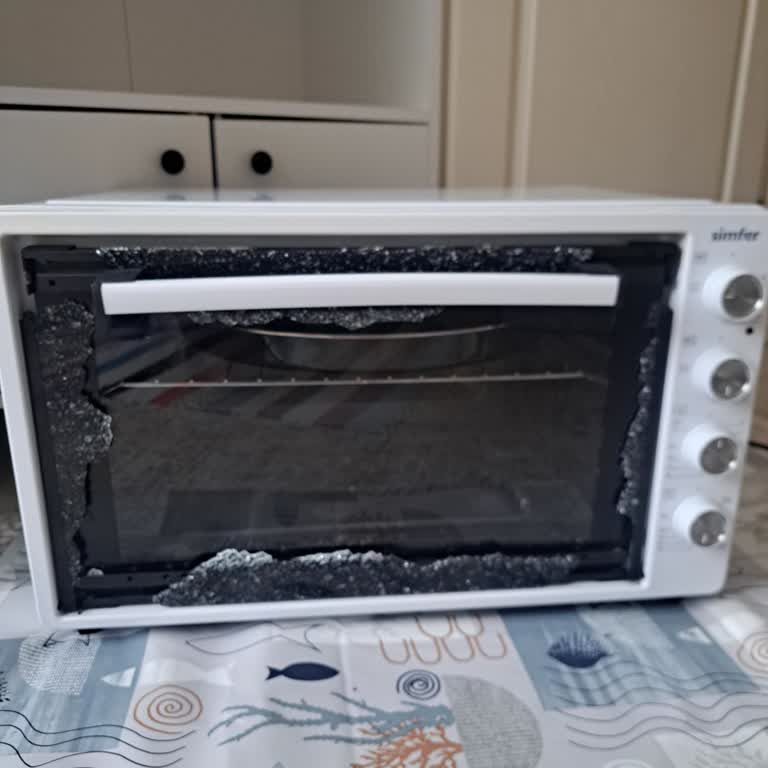 Garanti Kapsamındaki Simfer Mini Fırın Camı Kendiliğinden Patladı, Ücret Talebi Haksız