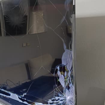 Kırık TV Ve Ek Garantiden Değişim Talebi