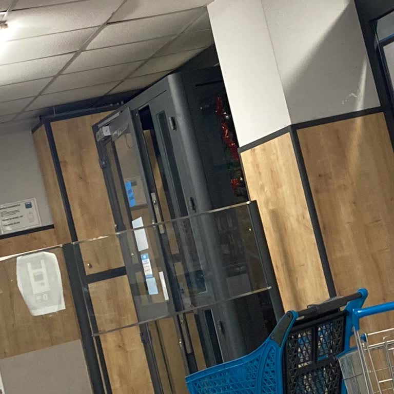 Kapanmayan Kapılar Nedeniyle Markette Dondurucu Soğuk Ve Rüzgarlı Ortam