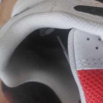 Adidas Ayakkabıda İç Astar Delinmesi Kalite Sorunu