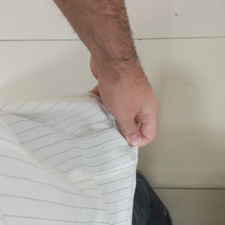 Mavi Gömlekte Beklenmedik Yıpranma Ve Değişim İsteği