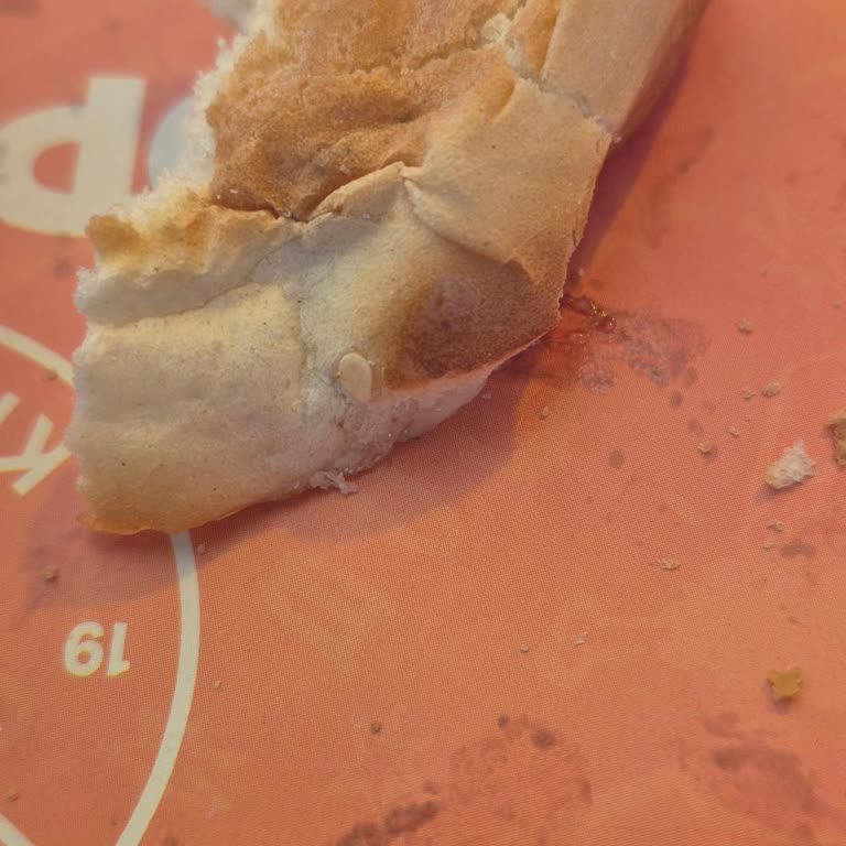 Popeyes Edremit Şubesinde Bayat Ekmekle Sunulan Sandviç