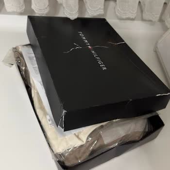 Tommy Hilfiger’da Hediye Çantası İhmal Ve Paketin Özensizliği