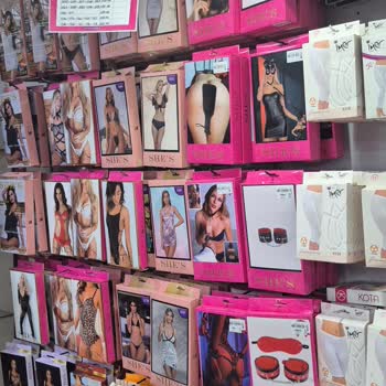 Silifke Komşu Mağazasında Çocukları Rahatsız Eden İç Çamaşırı Görselleri