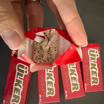 Ülker Napoliten Çikolatalarının Küflenmiş Olması Nedeniyle Sağlık Endişesi Ve Ücret İadesi Talebi