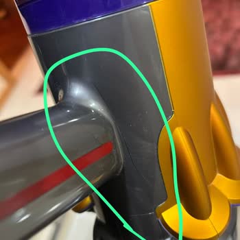 Dyson V12 El Tutma Bölümünde Çatlak Ve Performans Düşüşü Garantiden Değişim Talebi